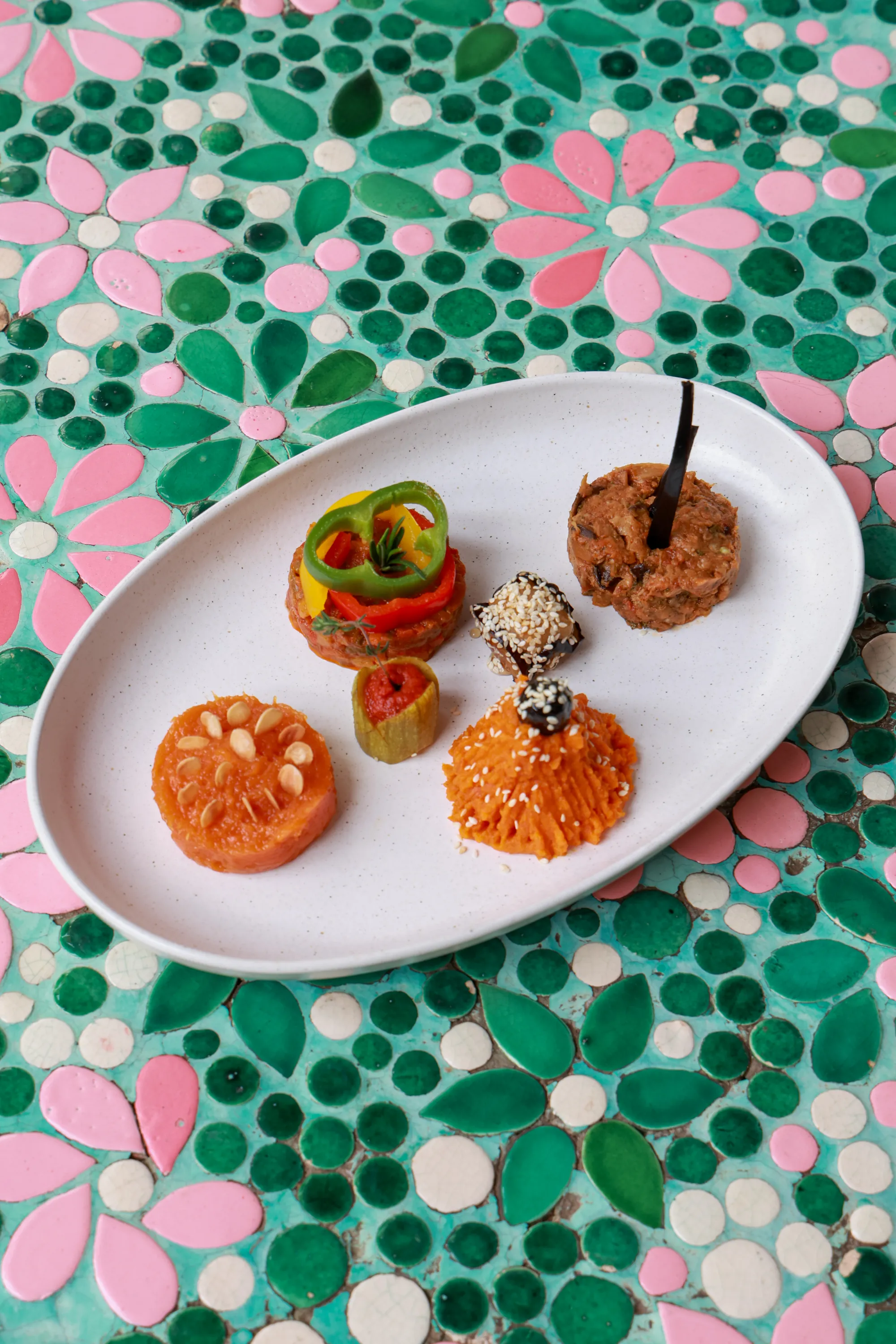 Assortiment d'amuse-bouches sur zellige
