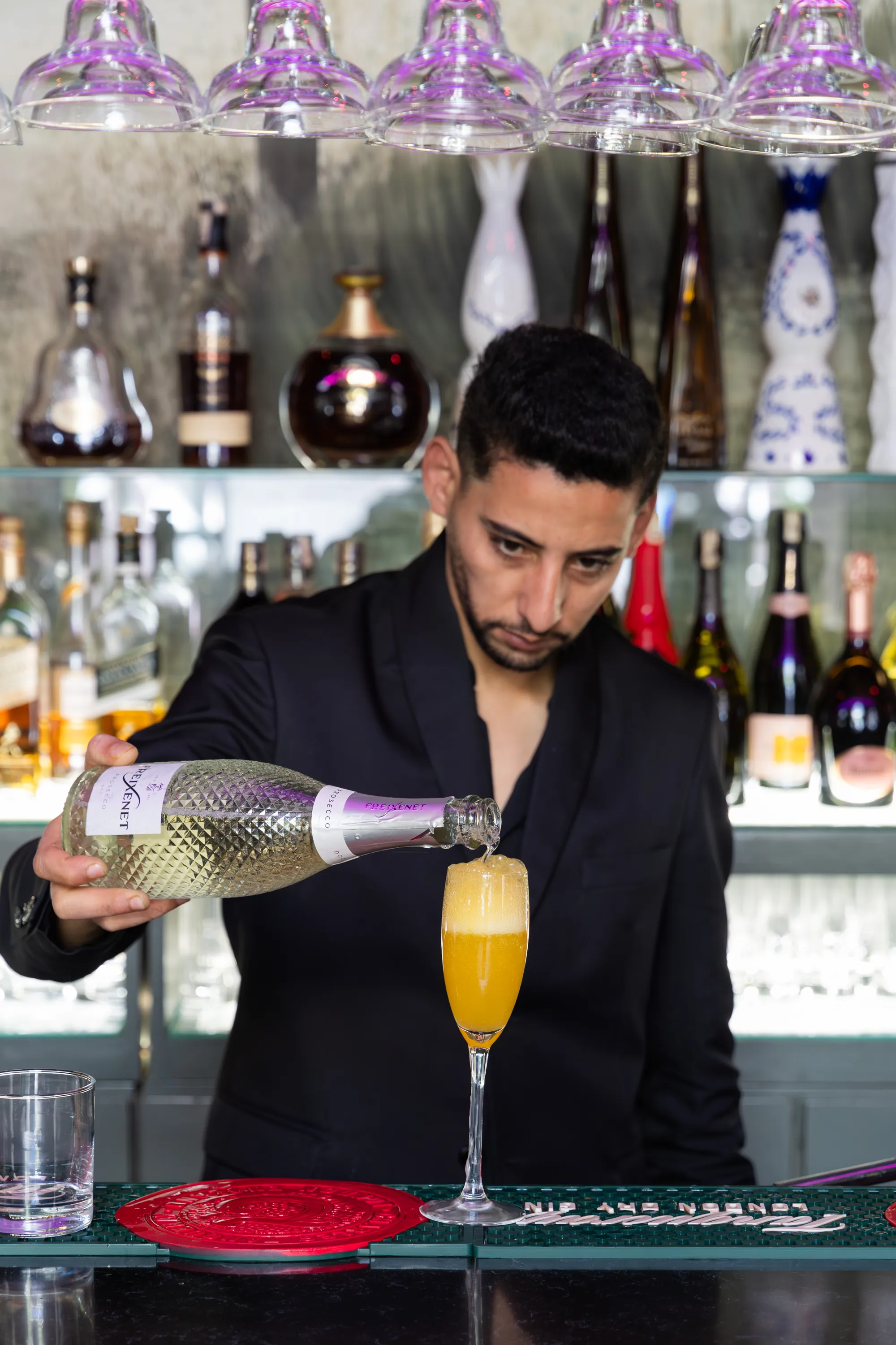 Le barman au service du champagne