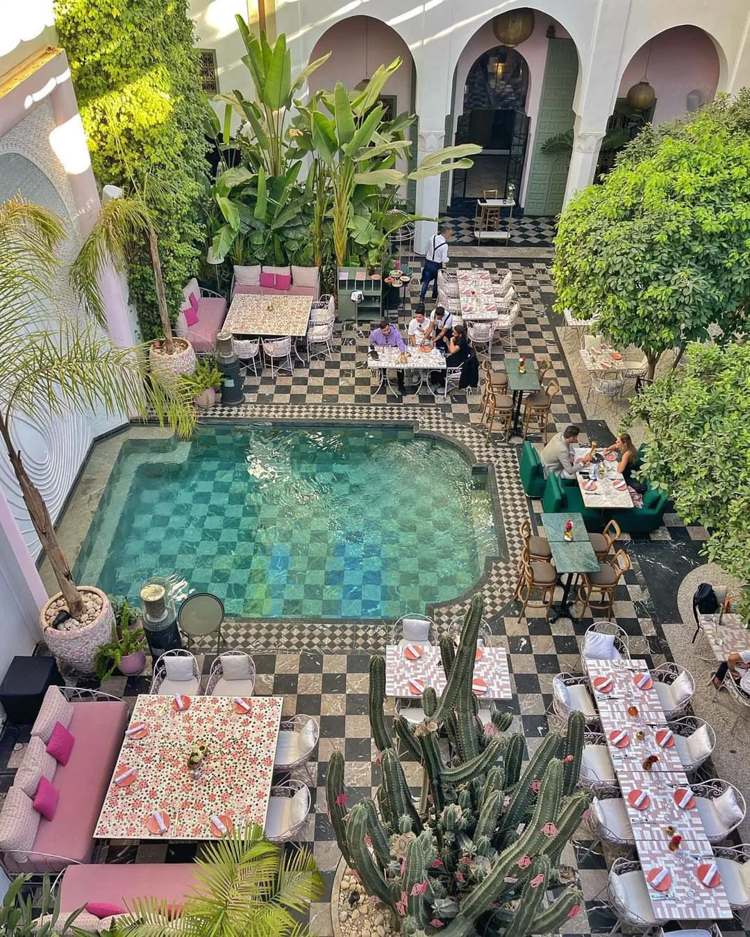 Le patio et sa piscine vus du ciel