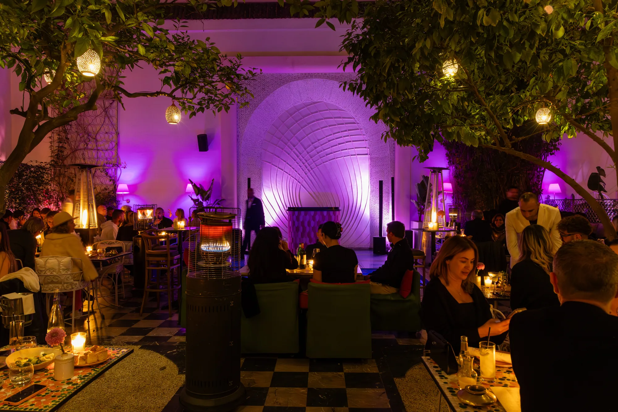 Le patio aux chandelles un soir de fête